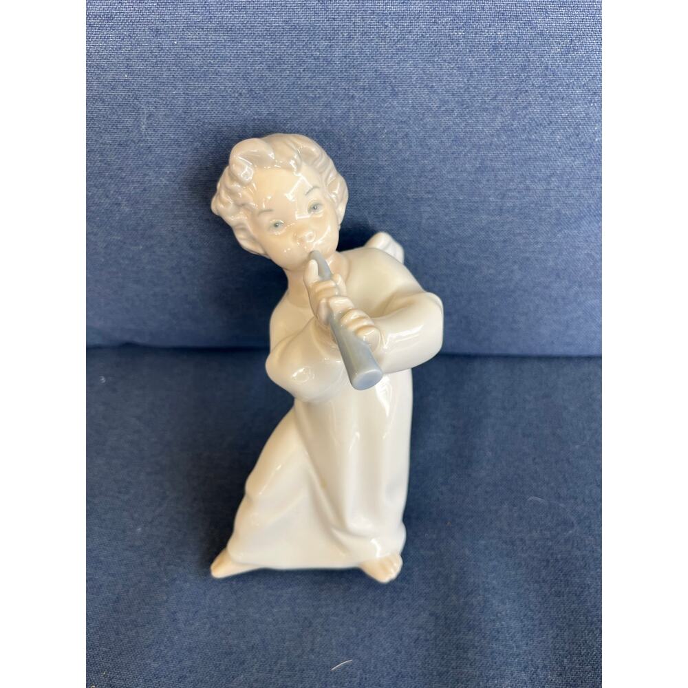 Lladro 4540 "Angel with Flute" Young Angel/Cherub Playing a Horn - No Box - Picture 2 of 5